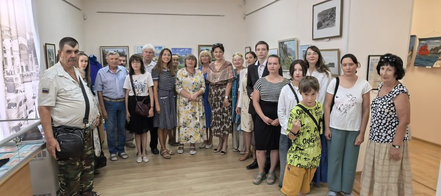Открытие выставок в честь Дня Государственного флага России